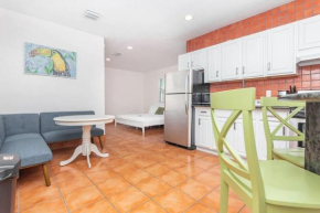 Quaint Studio Minutes From The Ocean & Shopping